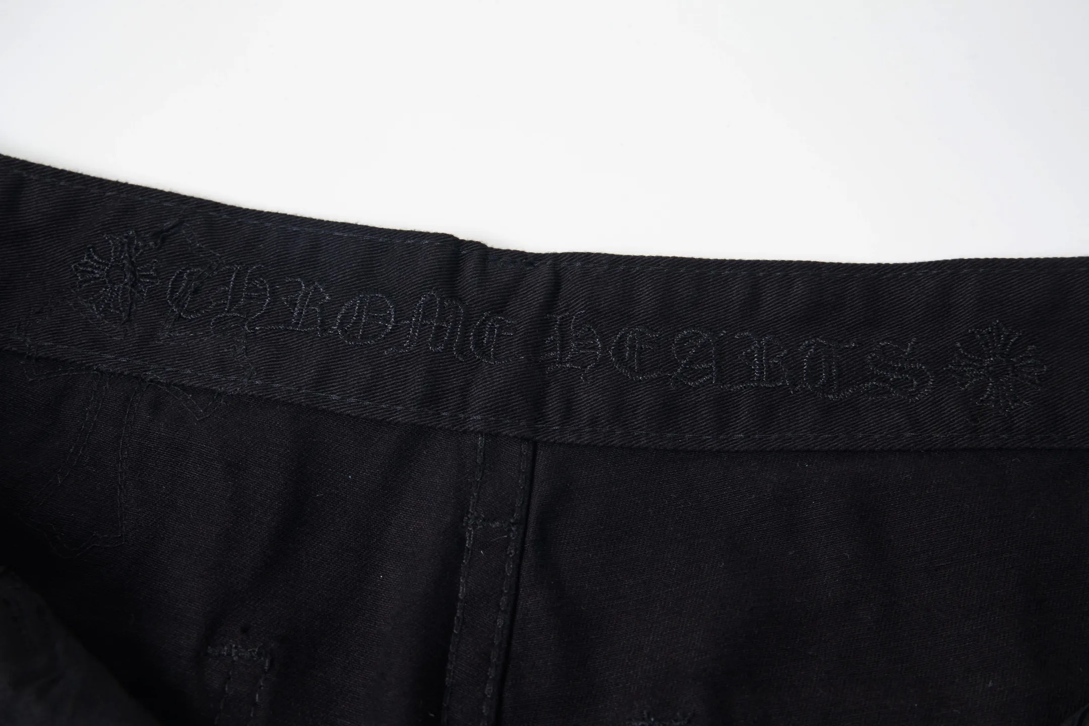 P260 Chrome Hearts Leopard Print Jeans with Black Leather and Wooden Leather Elements Washed Jeans. Really restores the ultimate vintage texture. Three-dimensional version. Loose and comfortable, not picky about the figure. Makes taller and slimmer. Factory-made. Original factory quality control. Same style for men and women. Can be matched with couples. Versatile recommendation. Must-have jeans for all seasons. Fashionistas have been disappointed. From the quality selection of fabrics, the tailoring of details, and the matching of patterns, they are all impeccable! The upper body is so handsome when worn...it can be easily worn by men, women and children! The craftsmanship is made of heavy-duty washed pure cotton denim fabric. After washing, it is soft and thick. It is very stylish when worn on the body. Style number: 1776# Color: black Size: 28 30 32 34 36
